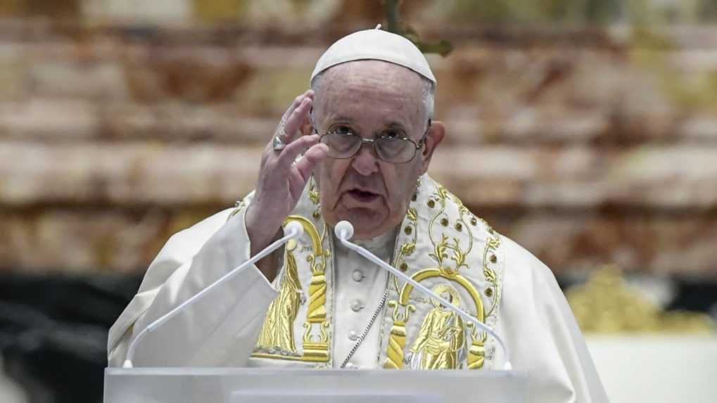 Pápež sa na Veľkonočný pondelok modlil za starých a chorých