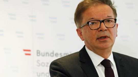 Z preťaženia dvakrát skolaboval. Rakúsky minister zdravotníctva odstupuje