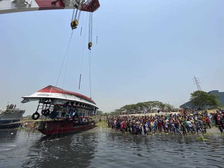 Pri nehode trajektu v Bangladéši zahynulo najmenej 26 ľudí