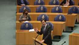 Staronový holandský premiér Rutte len tesne prežil hlasovanie o dôvere