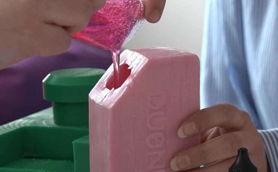 Študentky z Partizánskeho vytvorili vlastnú firmu, plasty nahradili fľašami z mydlovej hmoty