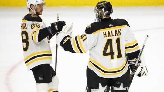 Slováci v NHL v noci nebodovali, Halák sa vrátil do bránky