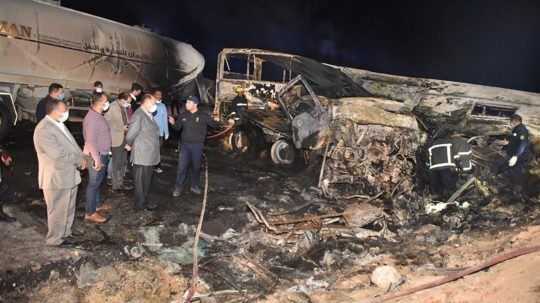Pri zrážke autobusu a nákladného auta zahynulo v Egypte najmenej 20 ľudí