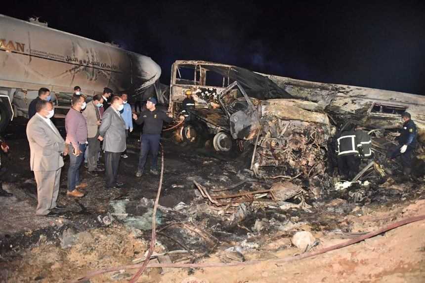 Pri zrážke autobusu a nákladného auta zahynulo v Egypte najmenej 20 ľudí