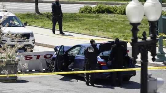 Do bezpečnostných bariér pri Kapitole narazilo auto, jeden policajt zomrel