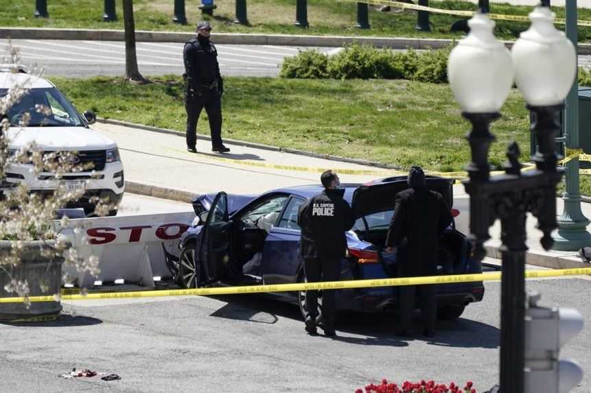 Do bezpečnostných bariér pri Kapitole narazilo auto, jeden policajt zomrel