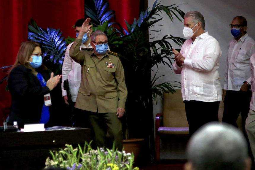 Raúl Castro končí ako líder Komunistickej strany Kuby