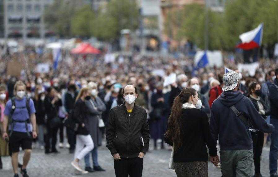 V Prahe demonštrovali tisíce ľudí, nepáči sa im Zemanov postoj k Rusku