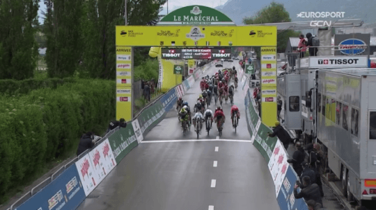 Sagan v dramatickom finiši ovládol prvú etapu pretekov Okolo Romandie