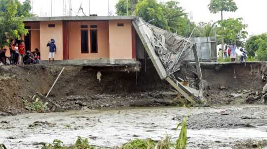 Po ničivých záplavách v Indonézii hlásia už viac ako 150 obetí
