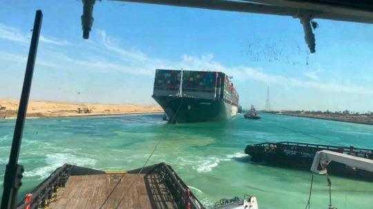 Dopravná zápcha v Suezskom prieplave sa definitívne skončila