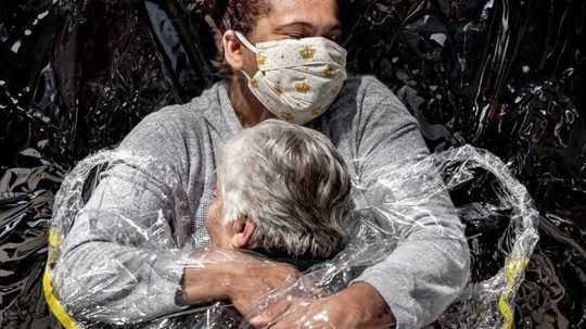 Novinárskou fotografiou roka sa stalo objatie cez plastovú fóliu
