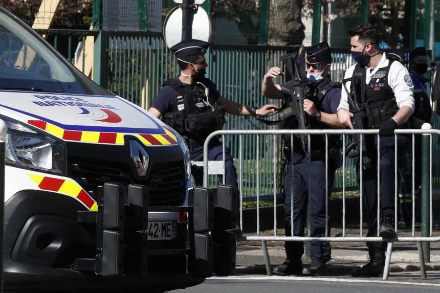 Útočník vo Francúzsku dobodal policajnú úradníčku, jej kolegovia ho postrelili