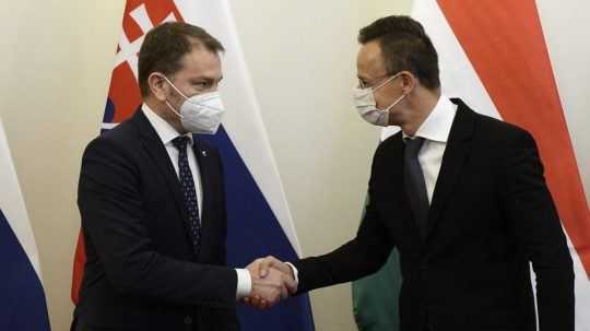 Sputnik V otestujeme, ak o to Slováci požiadajú, tvrdí šéf maďarskej diplomacie Szijjártó