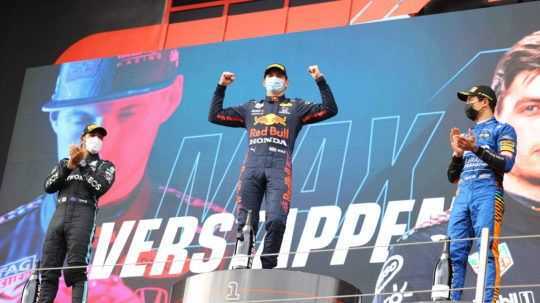 F1: Verstappen sa stal víťazom divokých pretekov v Imole