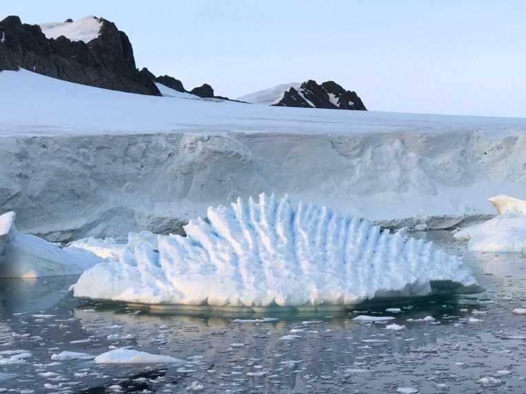 Polárnici pre nákazu koronavírusom uviazli na Antarktíde
