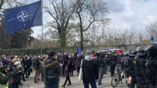 Pred ruskou ambasádou v Prahe sa zišli desiatky demonštrantov