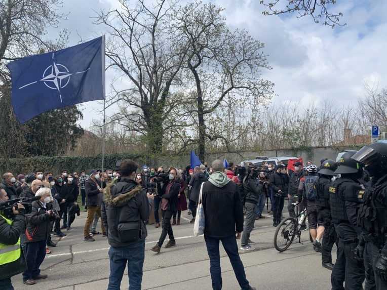 Pred ruskou ambasádou v Prahe sa zišli desiatky demonštrantov