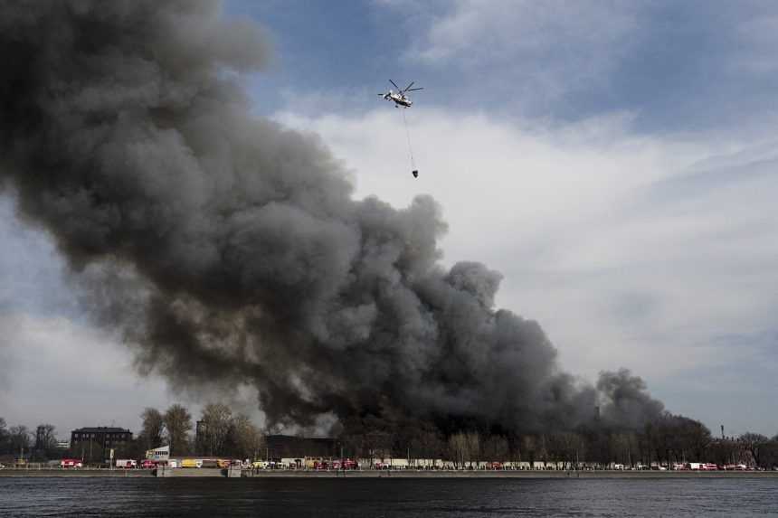 V Petrohrade vzbĺkla niekdajšia manufaktúra, pri boji s plameňmi zahynul najmenej jeden hasič