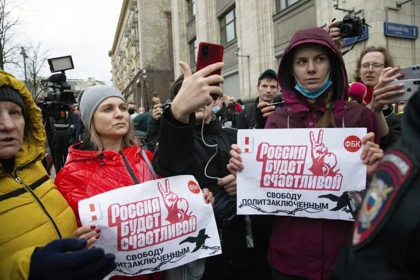 Ruská polícia zatkla viac ako 1 700 ľudí, ktorí demonštrovali za Navaľného