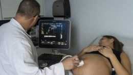 Na snímke doktor robí ultrazvuk tehotnej žene.