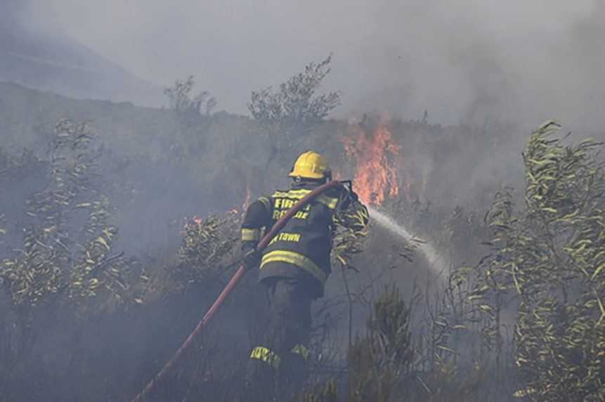 Ikonickú Stolovú horu zachvátil požiar, evakuovali stovky ľudí