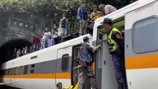 Na Taiwane sa v tuneli vykoľajil vlak, zomrelo 48 ľudí, desiatky sú ranené