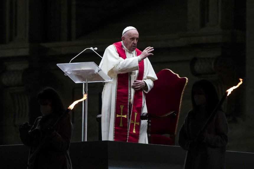 Pápež sa na Veľký piatok modlil pred prázdnym námestím