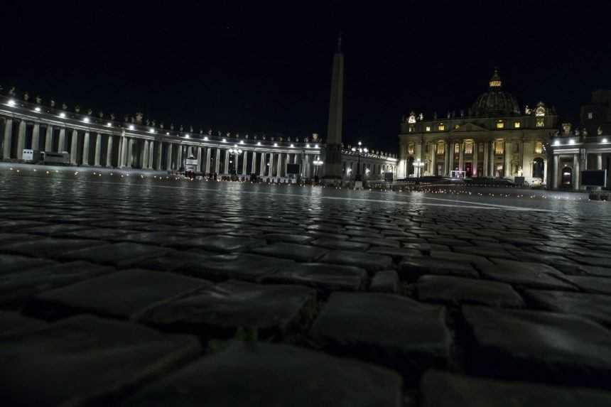 Pápež sa na Veľký piatok modlil pred prázdnym námestím