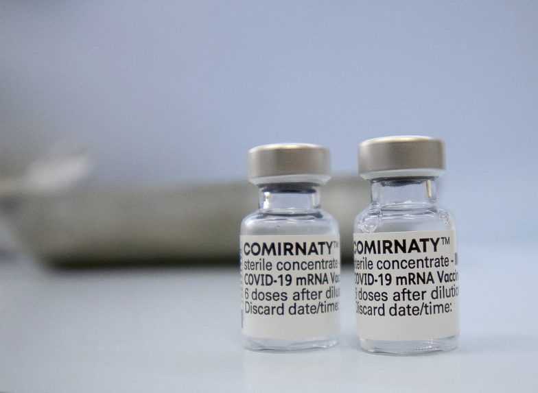 Po očkovaní vakcínou Pfizer majú ľudia menej protilátok na indický variant