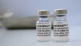 Ampulky vakcíny proti covidu
