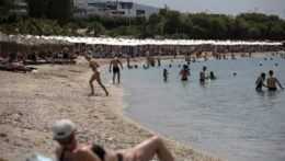 Grécko chce oživiť turistický ruch, ruší karanténu pre úplne zaočkovaných z EÚ