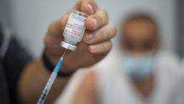Moderna: Posilňujúca dávka vakcíny chráni aj pred omikronom