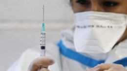 Taliani nariadili povinné očkovanie zdravotníkov a predĺžili opatrenia