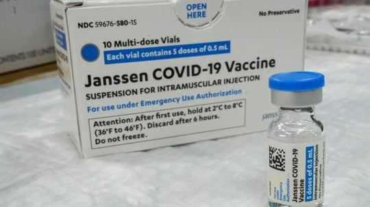 Zdravotnícke úrady v USA vyzvali pozastaviť používanie vakcíny od Johnson & Johnson