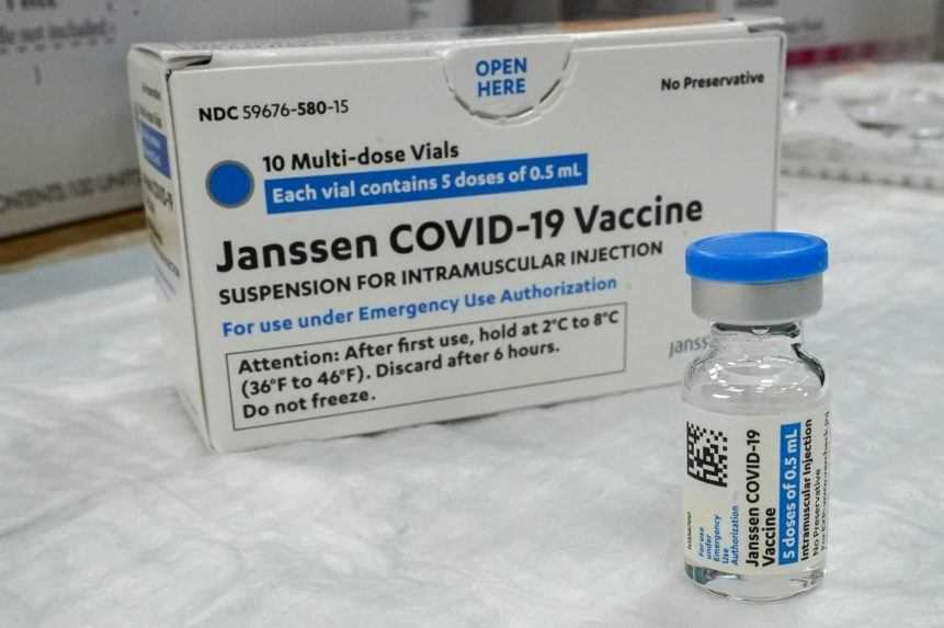 Úrady v USA dali očkovaniu látkou od J&J zelenú