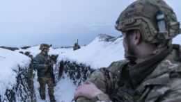ukrajinskí vojaci kráčajú pozdĺž zasneženého zákopu a strážia si svoju pozíciu v prednej línii neďaleko obce Vodiane v Doneckej oblasti na východe Ukrajiny