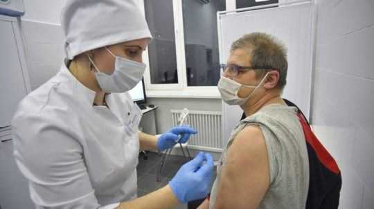 Moskva láka starších ľudí na očkovanie darčekovými poukážkami v hodnote 11 eur