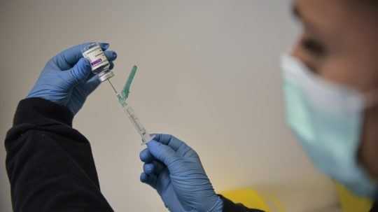 Už prvá dávka vakcíny chráni pred šírením infekcie, tvrdí britská štúdia