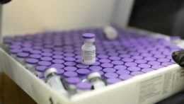 Existujúce vakcíny by mali chrániť aj proti variantu omikron, uviedli britskí experti
