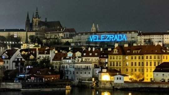 Na Pražskom hrade v noci svietil nápis „Velezrada“