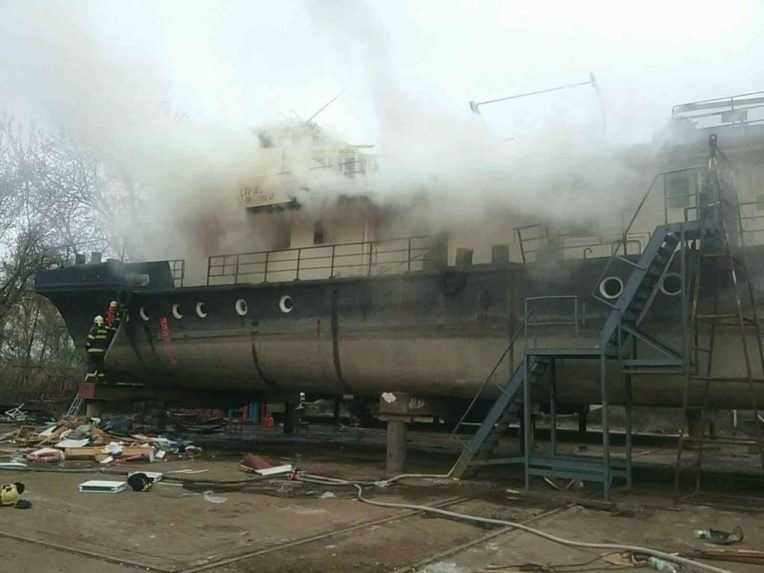 Hasiči zasahujú pri požiari starej lode v Bratislave