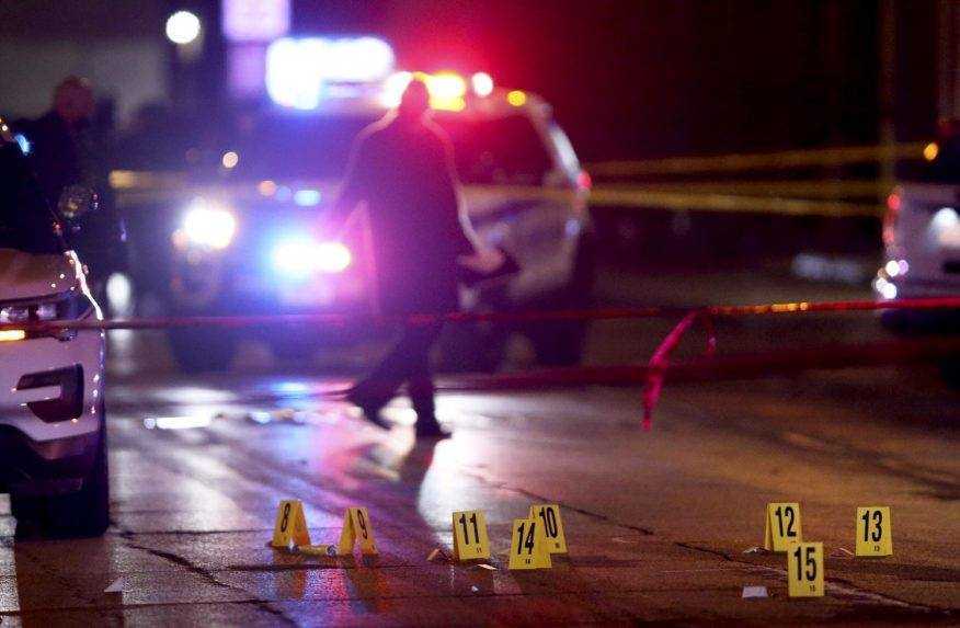 Najmenej dvaja strelci v idúcom v aute v Chicagu zranili 14 ľudí