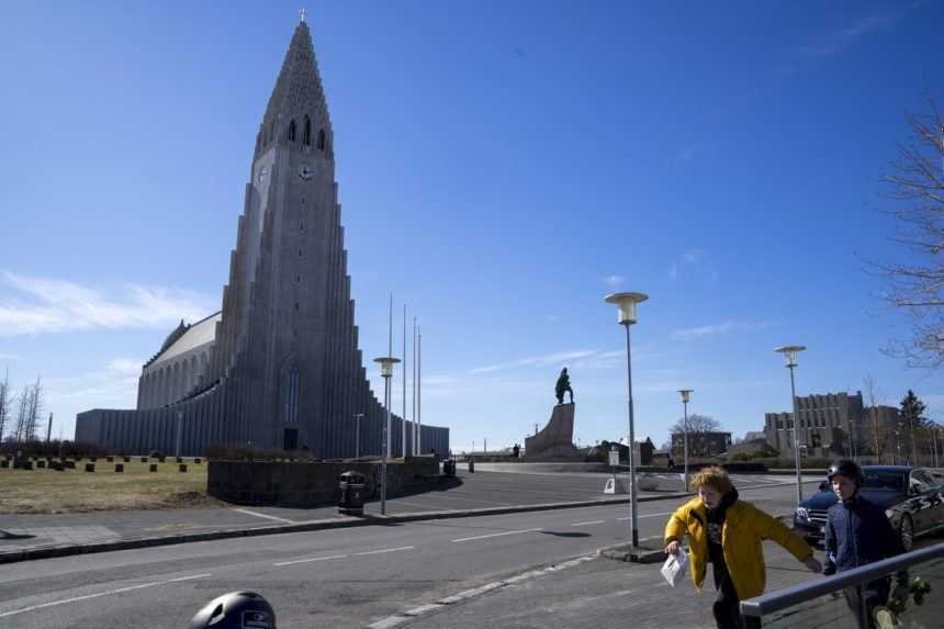 Island vo veľkom uvoľňuje protipandemické opatrenia