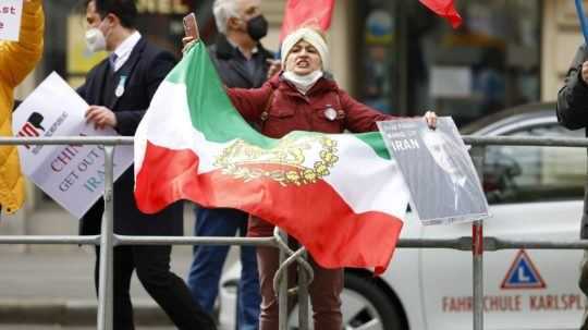 Veľmoci chcú urýchliť rokovania o oživení jadrovej dohody s Iránom