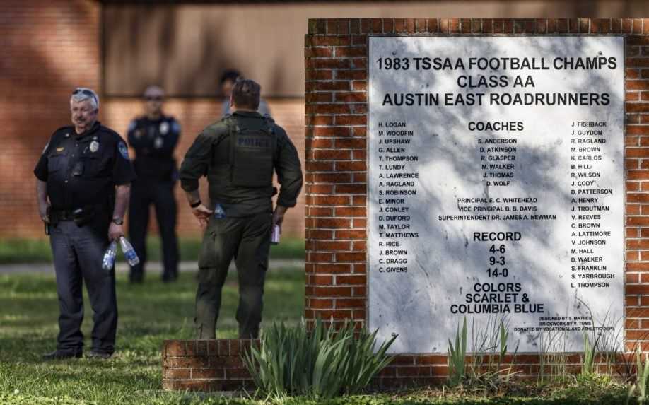 Na strednej škole v americkom meste Knoxville strieľal študent