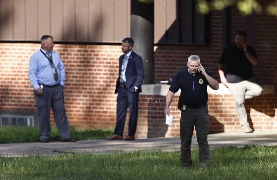 Na strednej škole v americkom meste Knoxville strieľal študent