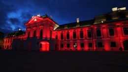 Prezidentský palác svieti na červeno, vyjadruje podporu pacientom s hemofíliou