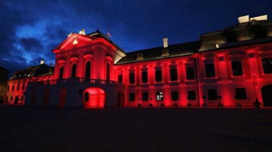 Prezidentský palác svieti na červeno, vyjadruje podporu pacientom s hemofíliou