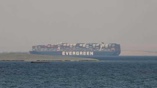 Egypt zadržal loď, ktorá blokovala Suezský prieplav, a žiada obrovské odškodné